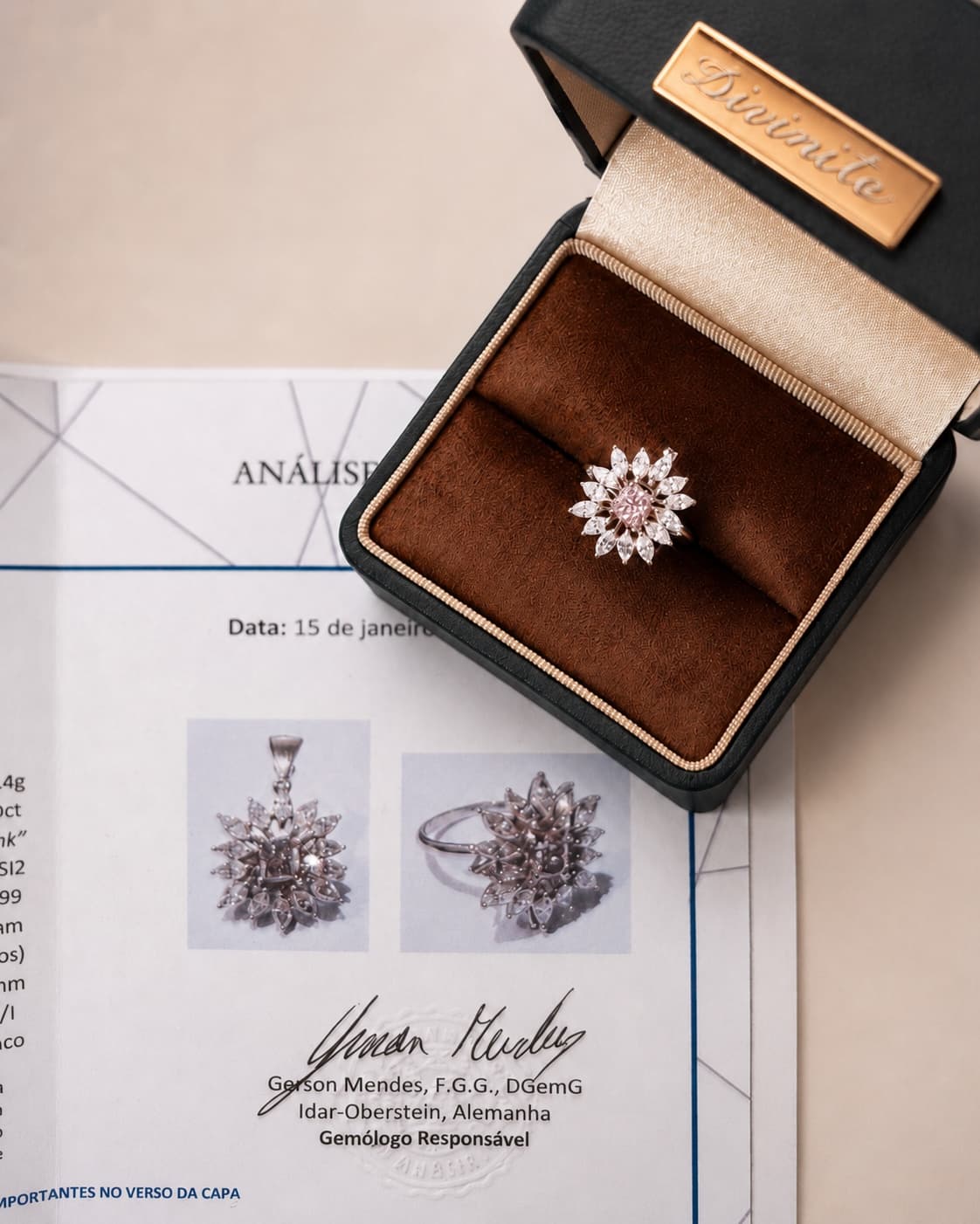 Anel Divinita com diamante rosa sobre o certificado de análise gemológica assinado, ao lado do estojo da casa