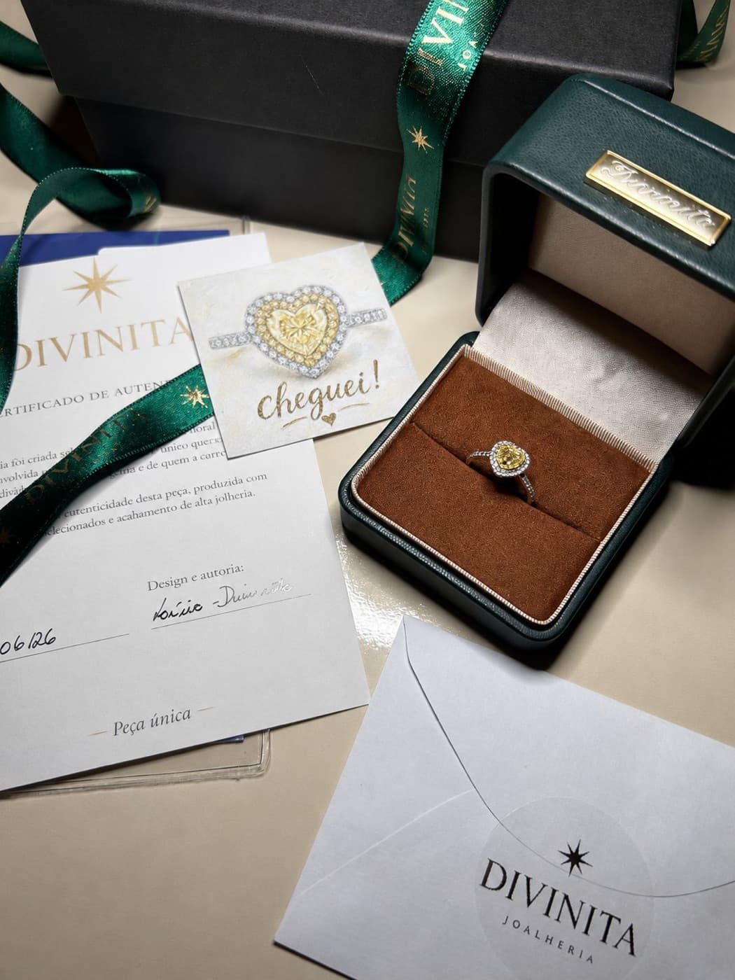 Entrega Divinita: estojo em couro e o certificado gemológico que acompanha cada peça