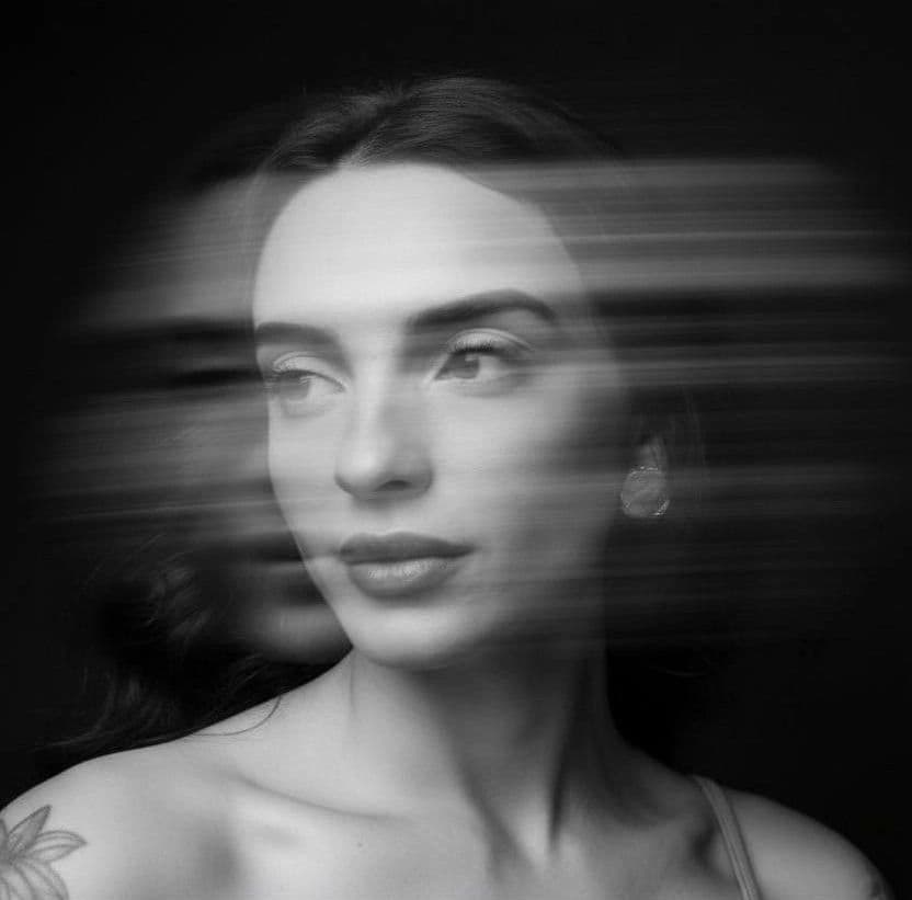 Lavínia, designer e autora das peças Divinita