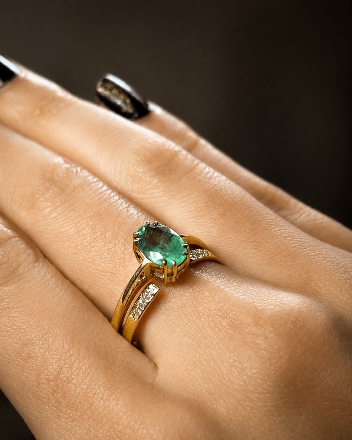 Solitário Divinita de esmeralda oval com garras duplas em ouro amarelo, com aro de encaixe de diamantes