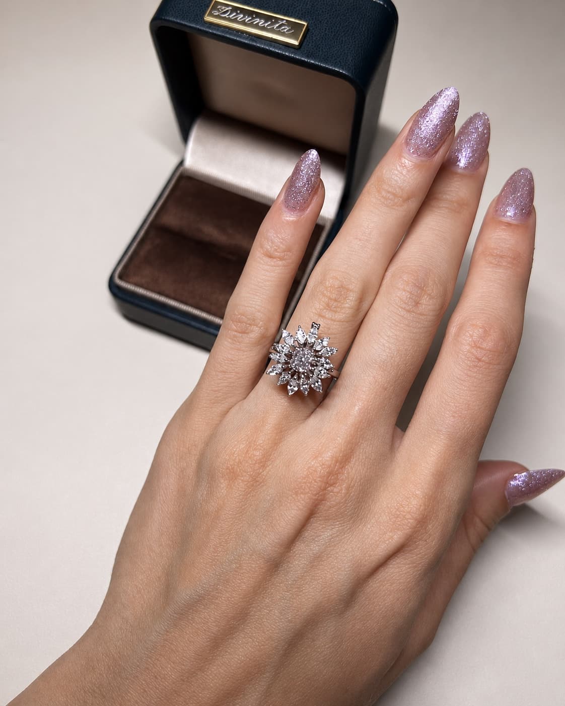 Anel Divinita em ouro com diamante rosa central e diamantes brancos ao redor, conversível em pingente, no estojo da casa